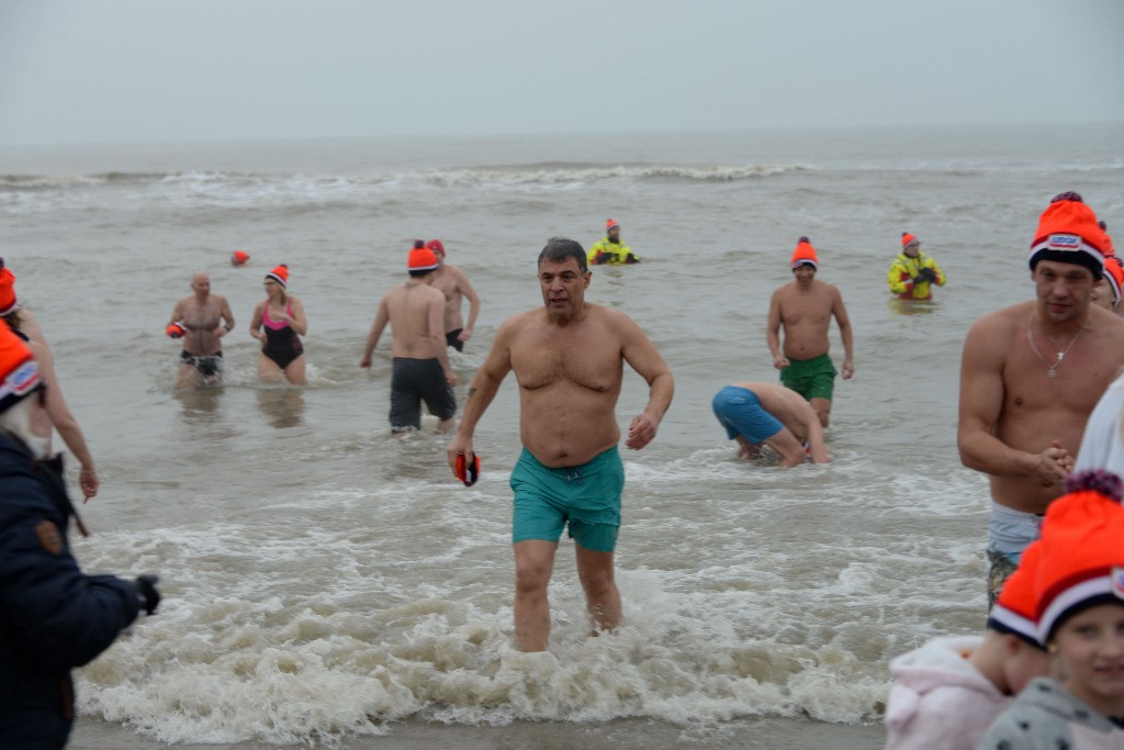 ../Images/Nieuwjaarsduik Noordwijk 2020 102.jpg